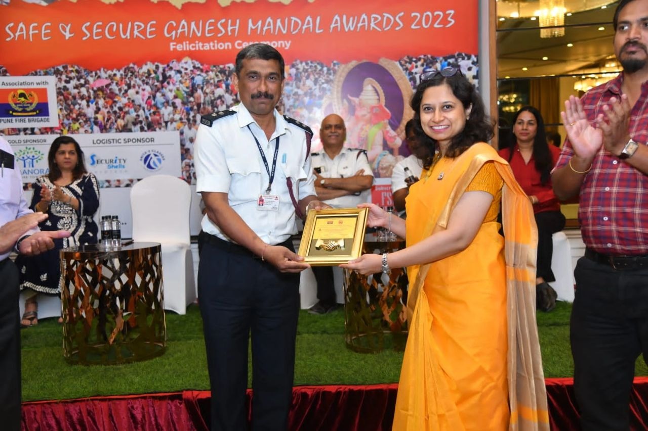Felicitation ceremony of winning Ganesh mandals